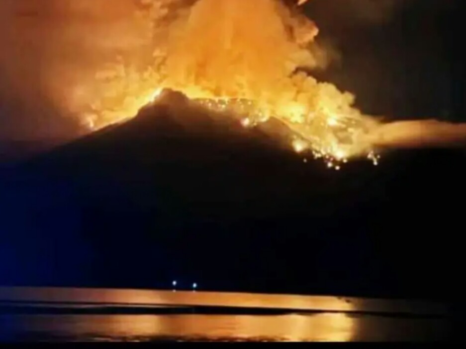 当局忧虑部份火山会崩坍入海，触发海啸。网上图片