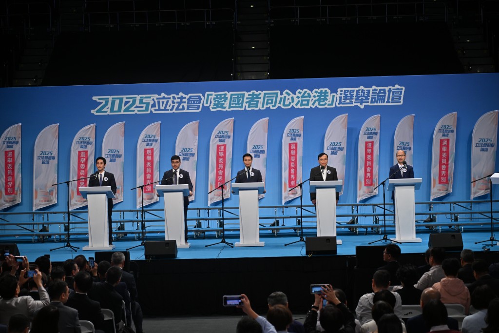 左至右:41號莊家彬、42號李浩然、43號林振昇、44號黃國、45黃錦良 左至右:41號莊家彬、42號李浩然、43號林振昇、44號黃國、45黃錦良