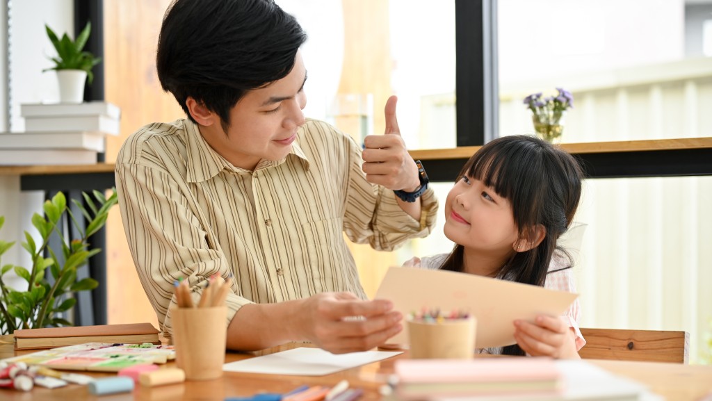 现代家长重视孩子的礼仪。示意图