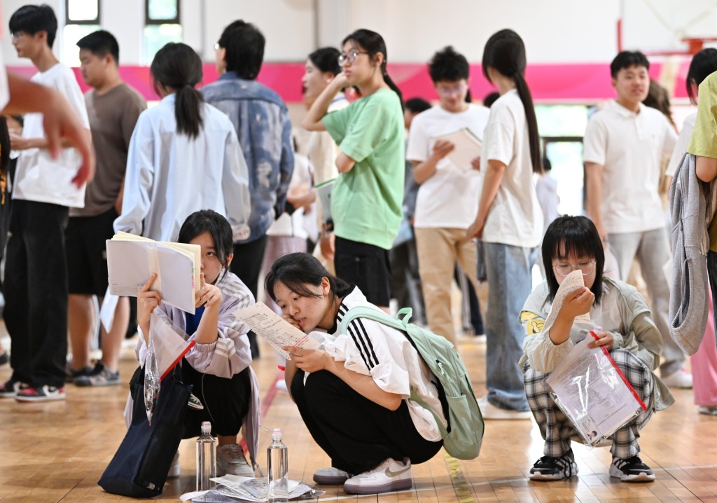 全國高考報名人數較2024年的1342萬減少7萬，是8年來首次下滑。新華社
