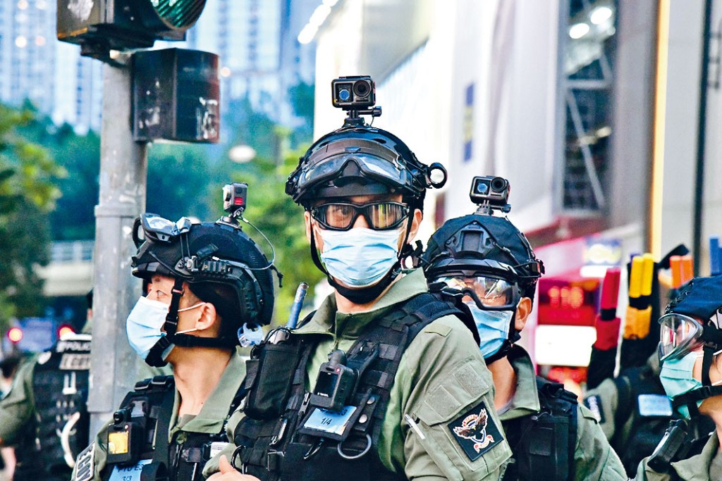 ■前綫防暴警頭盔頂裝有「數碼動態攝錄機」。