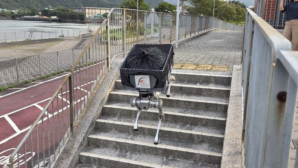 機械狗能行樓梯清運垃圾。趙克平攝
