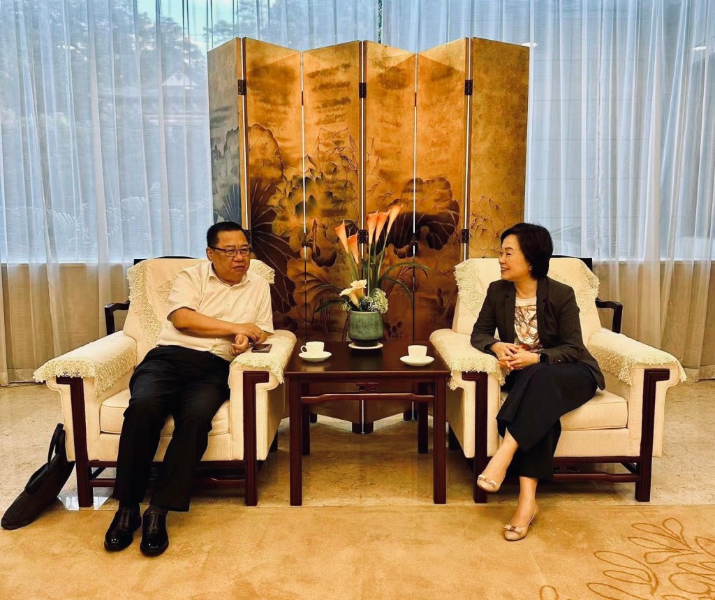 蔡若莲（右）昨日与广东省教育厅厅长朱孔军（左）会面，政府新闻处