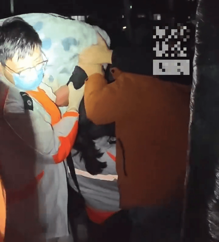 救援人員成功救下小王。