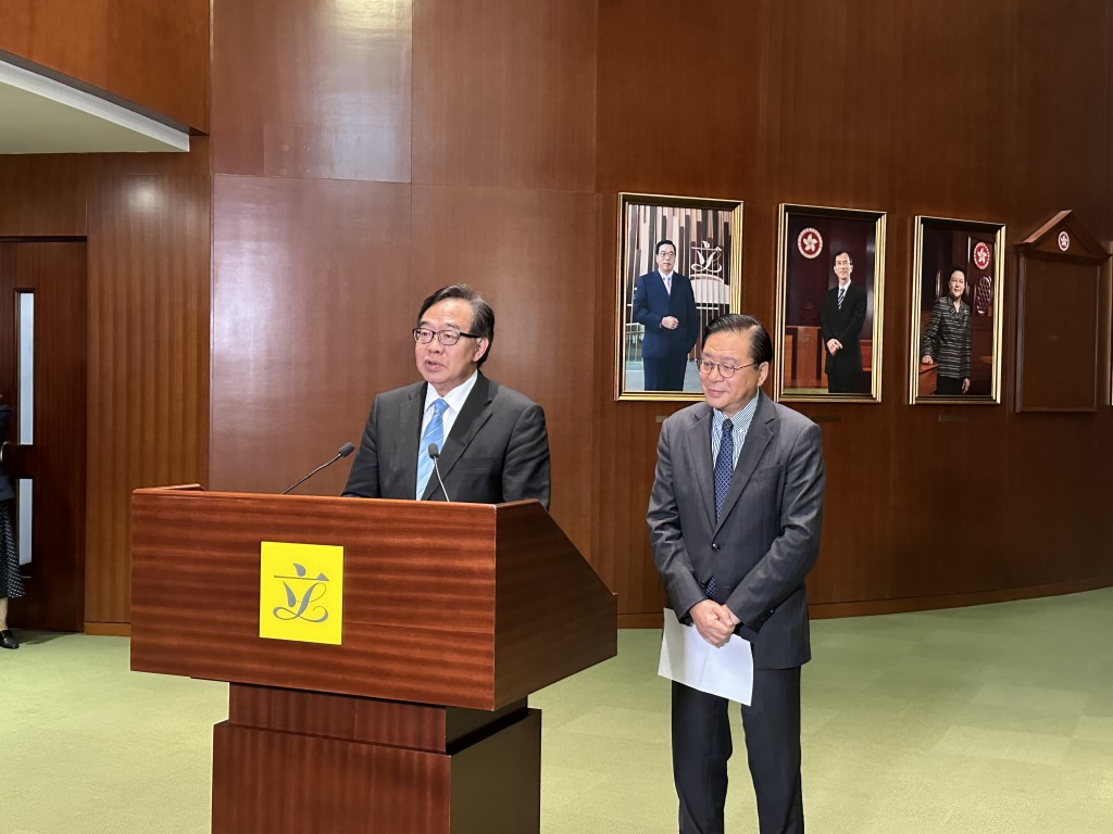 經民聯主席盧偉國（左）形容兩電減價「有喜有憂」。常彧璠攝