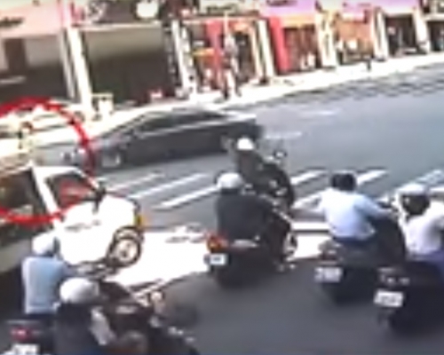 老婦被私家車輾過後,拖行10米不治。閉路電視畫面截圖