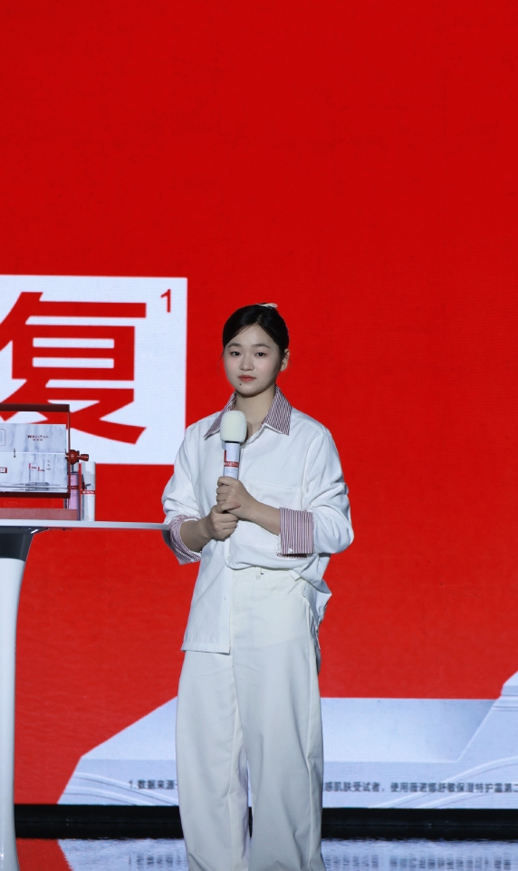 全红婵上海亮相扎辫跳手指舞。 微博 全红婵上海亮相扎辫跳手指舞。 微博