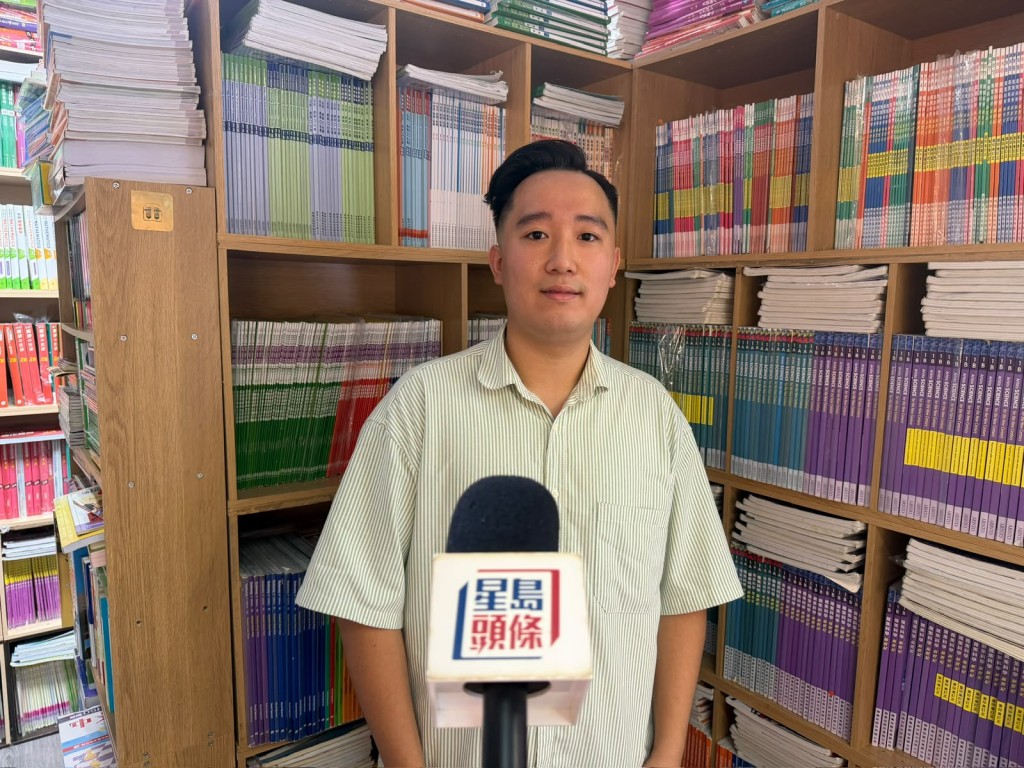 在葵廣負責兩間二手書店的經理阿康。 在葵廣負責兩間二手書店的經理阿康。
