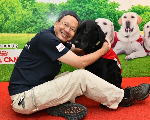 香港導盲犬服務中心主席張偉民花費十年時間,終於成功覓地建立全港首所導盲犬訓練學校。