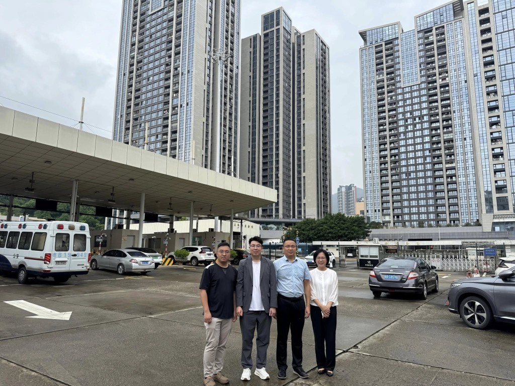 劉國勳今日(29日)到沙頭角口岸視察,並與沙頭角合作區發展中心何召新主任了解重建、打造新旅遊中心的最新進展。劉國勳FB圖片 劉國勳今日(29日)到沙頭角口岸視察,並與沙頭角合作區發展中心何召新主任了解重建、打造新旅遊中心的最新進展。劉國勳FB圖片