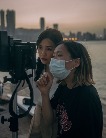Kay(左)與導演李刀拿(右)研究拍攝的片段。