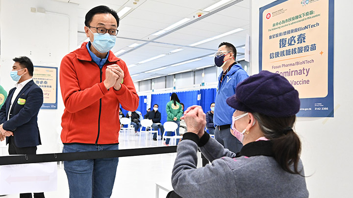 聶德權(左)與一名剛接種疫苗的市民交談。政府新聞處圖片