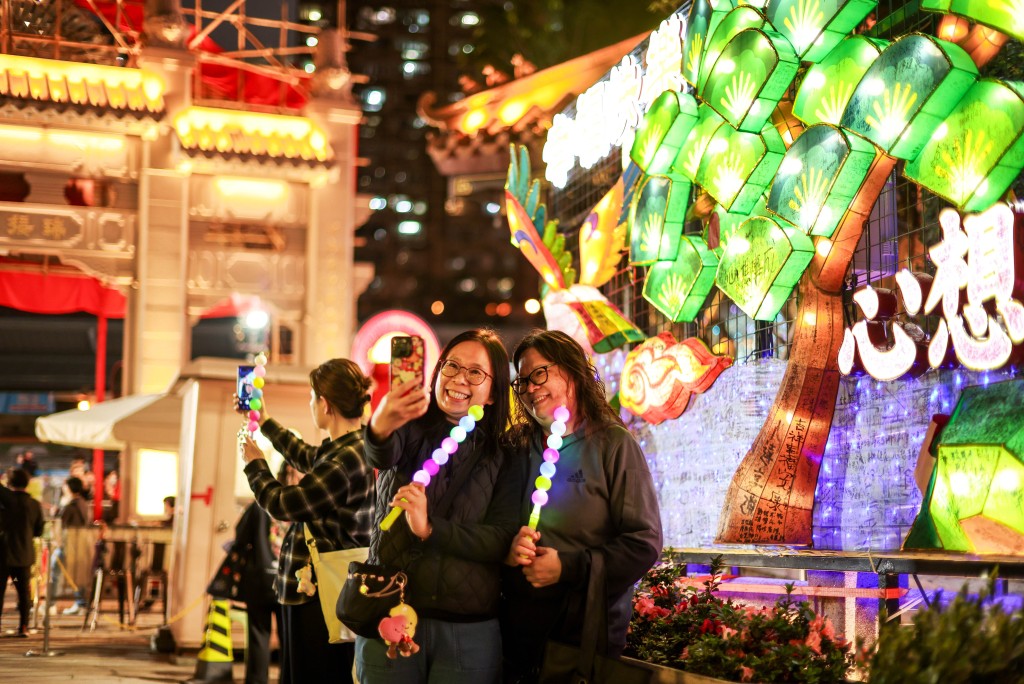 下午6時入園,善信更會獲派「發光串燒湯圓」供打卡。 下午6時入園,善信更會獲派「發光串燒湯圓」供打卡。