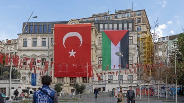 土耳其民众支持巴勒斯坦人，土耳其与巴勒斯坦旗高挂在伊斯坦堡建筑物外墙。 iStock配图