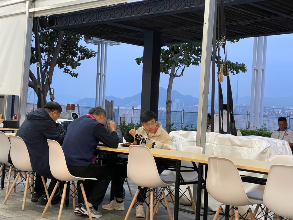 邊食邊睇維港景。 邊食邊睇維港景。