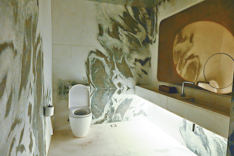 ●接待處旁的洗手間有不少雲石裝飾。