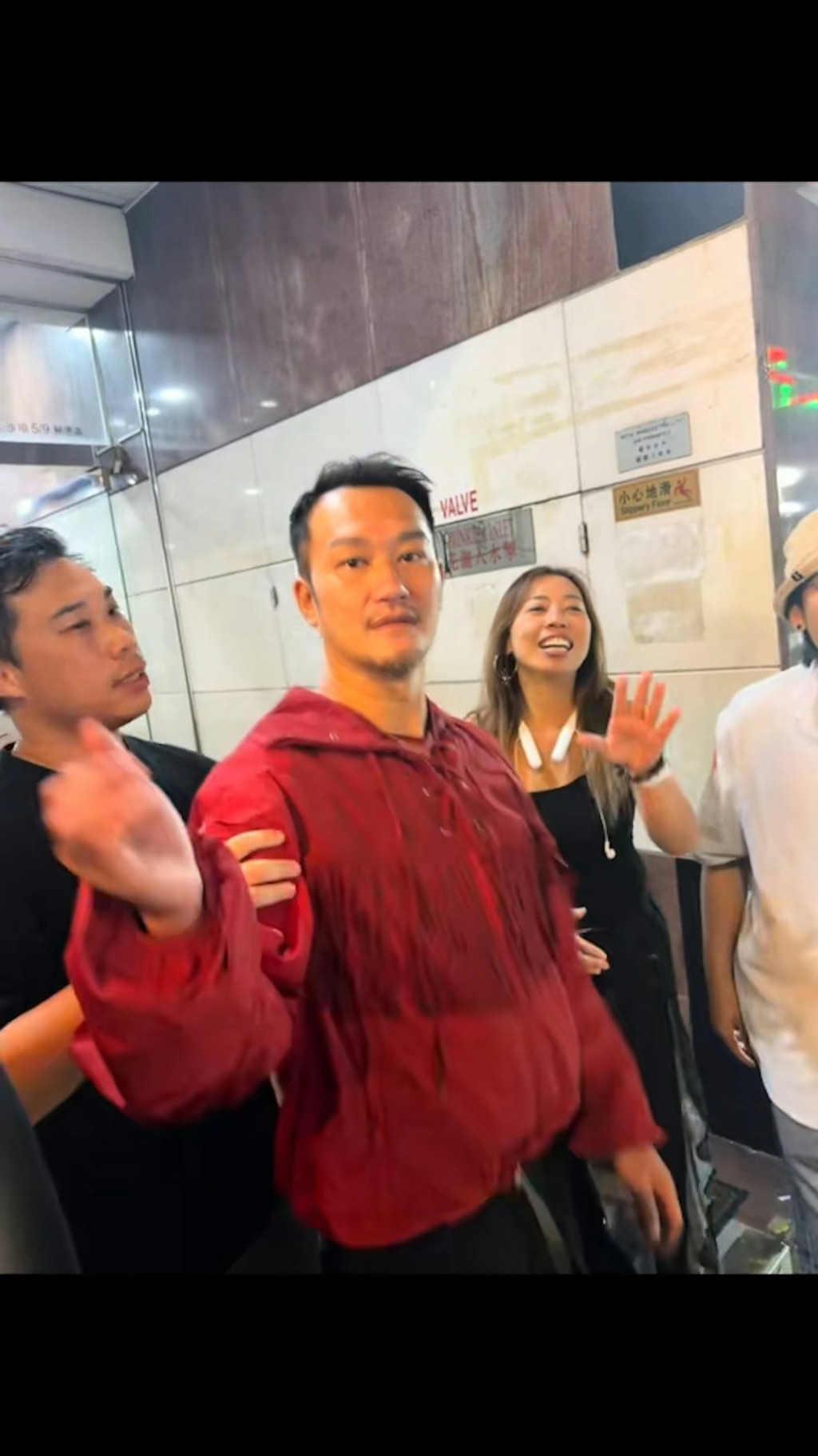 吳浩康走向拍片者並一手打對方的電話。
