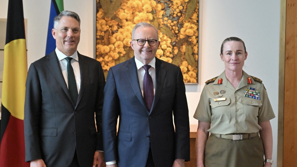 （左起）澳洲副总理马尔斯、总理阿尔巴尼斯与新任陆军总司令科伊尔（Susan Coyle）会见记者后合影。 路透社