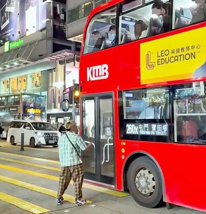 網民：唔使有巴士牌，如果你喺總站等過車都會見過車長自己用呢個緊急掣上落車，前後車門都有。fb「屯門友」截圖