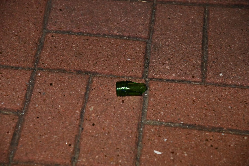 現場遺下酒瓶碎片。