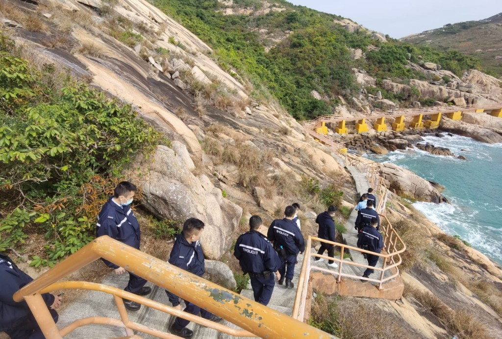 大批警员及消防沿岛上山径搜寻陈锦辉下落。