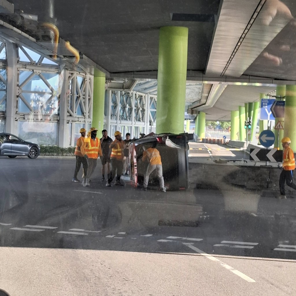 的士意外翻側。FB：Andy Thai@馬路的事討論區