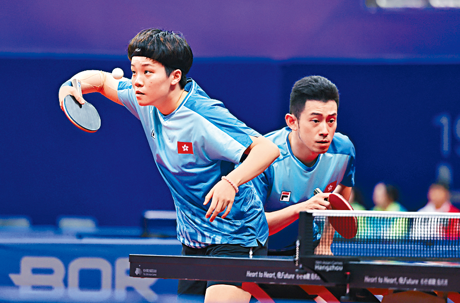 杜凯琹（左）与黄镇廷代表香港出战巴黎奥运乒乓球混双。