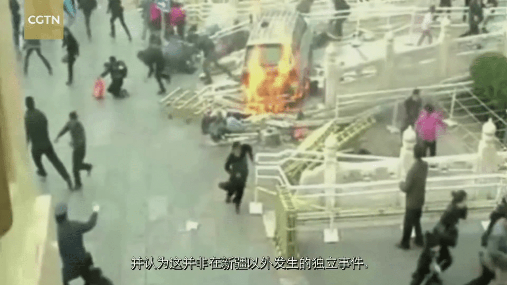 吉普车撞向了天安门城楼前金水桥的护栏后，有人点燃车内汽油致车辆起火燃烧。  中国环球电视网截图