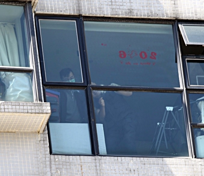 警員在單位調查墮樓原因。楊偉亨攝