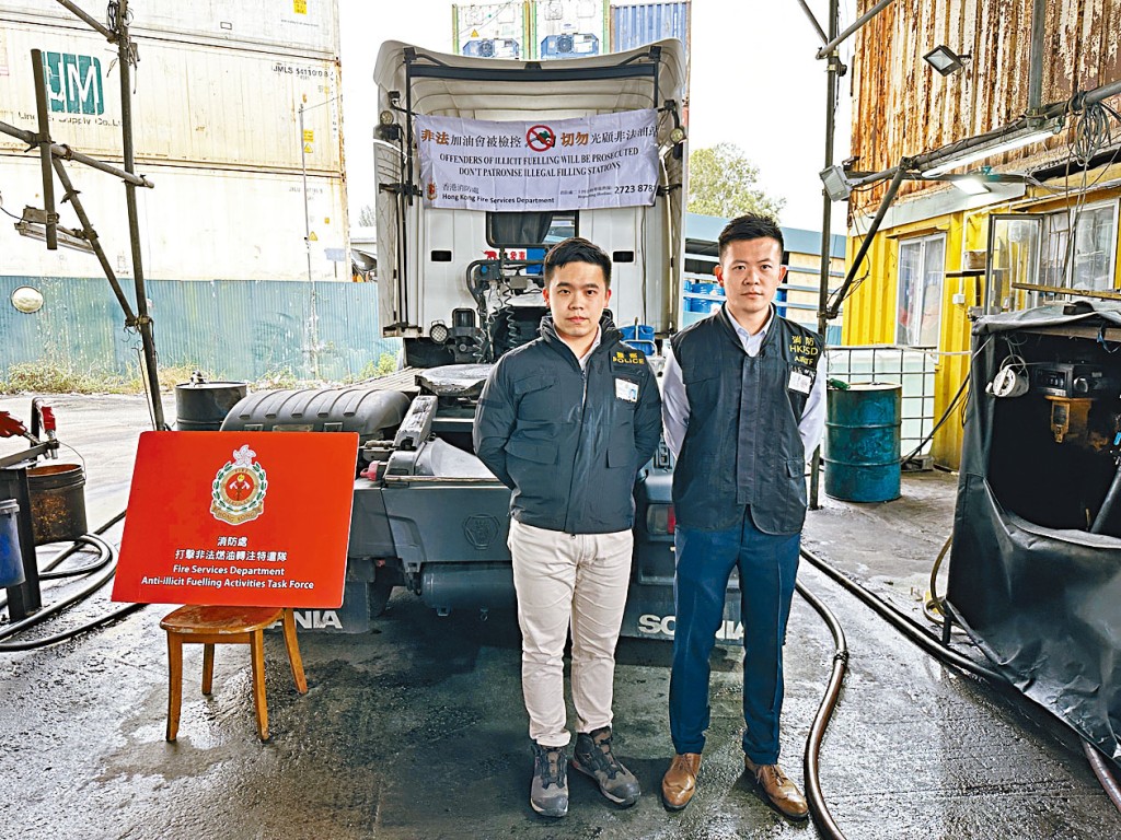 高級消防隊長彭偉信（右）及邊境警區督察譚啟軒講述案情。