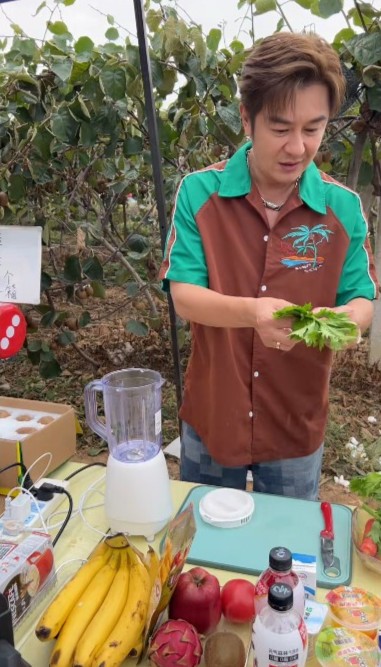 陳浩民身後都是樹和泥地。