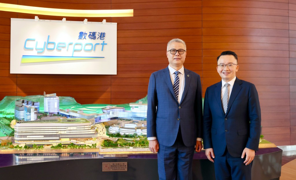 數碼港行政總裁鄭松岩（左）、節目主持人陳曉峰（右）