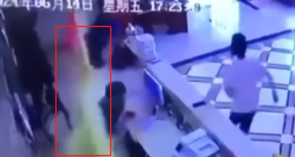 酒店前台一名中國男子被潑汽油。