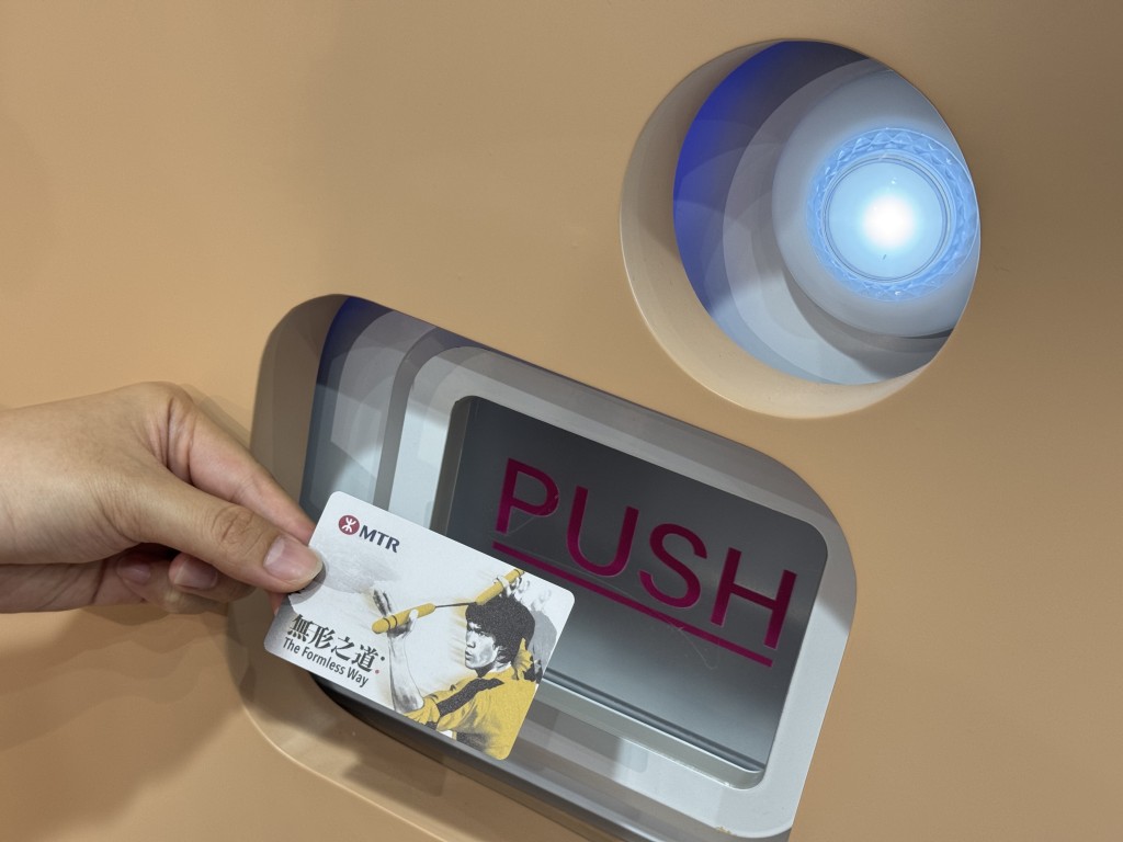 現場會限量派發4款以李小龍金句為主題的「一票藏龍」紀念卡。 現場會限量派發4款以李小龍金句為主題的「一票藏龍」紀念卡。