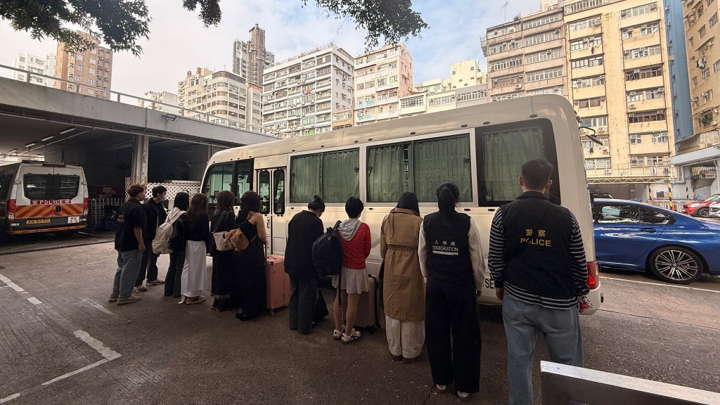 警方偕入境處旺角打擊黑工及掃黃 14名男女被捕。警方圖片