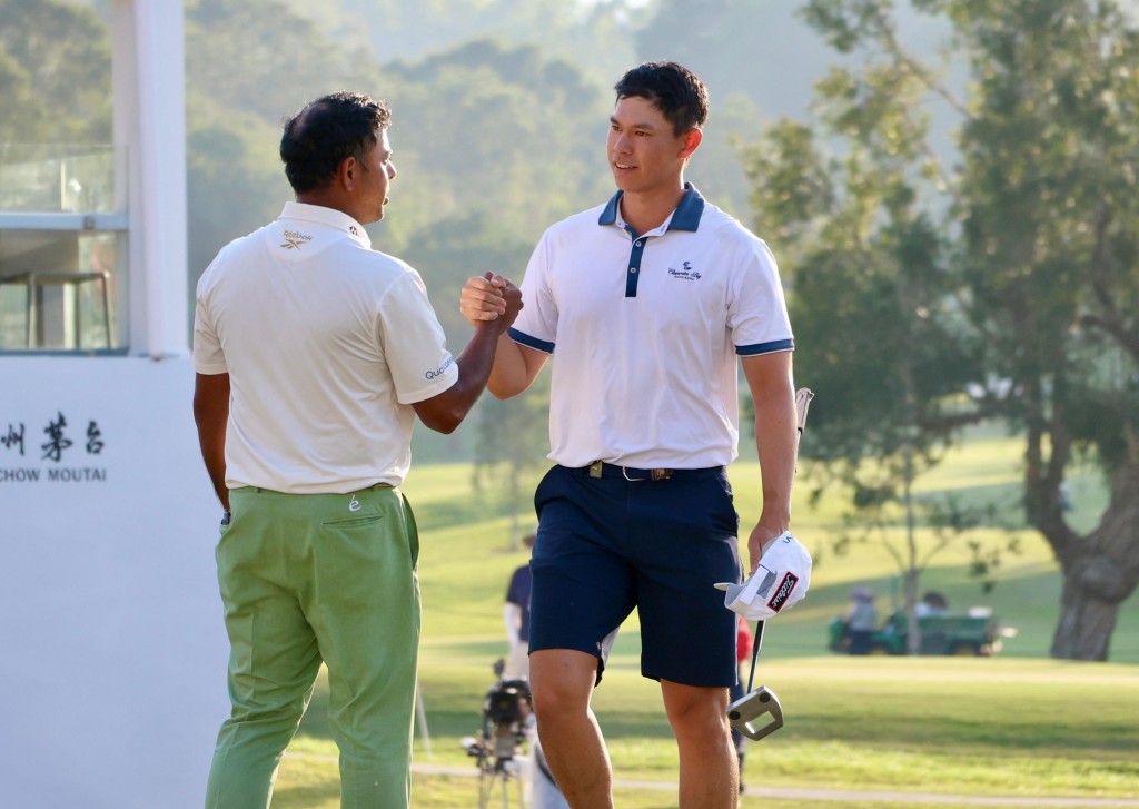 张雄熙(右)以并列第五,他同组的Anirban Lahiri(左)并列第一位,但相差两杆。徐嘉华摄 张雄熙(右)以并列第五,他同组的Anirban Lahiri(左)并列第一位,但相差两杆。徐嘉华摄
