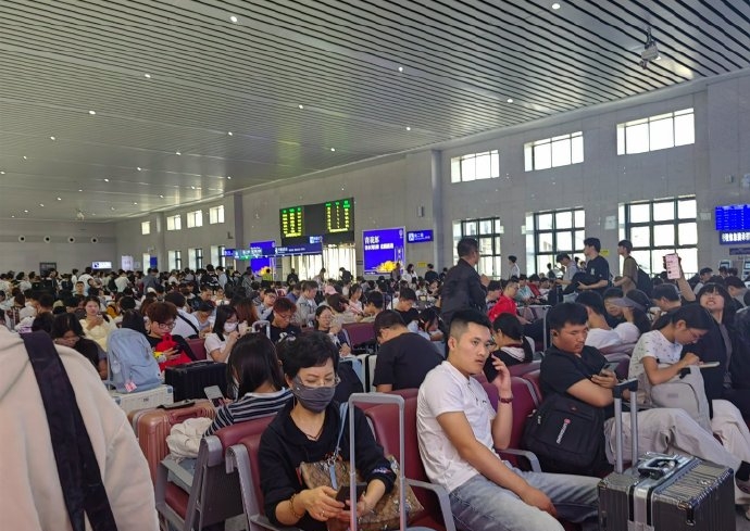 內地高鐵經常逼滿人，有乘客以「買短乘長」方式上車。 資料圖