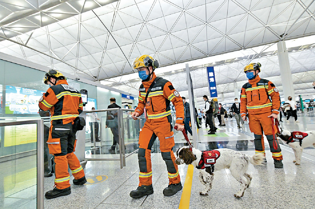 ■搜救專隊人員帶同搜索犬出發。