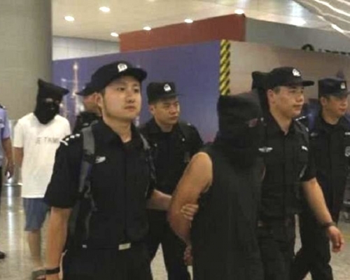 警方拘捕200多人。