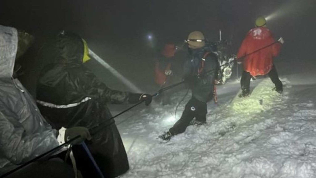 ２名男大生擅闖哈巴雪山禁區受傷受困，事後需付¥9.8萬元罰款與救援費。紅星新聞