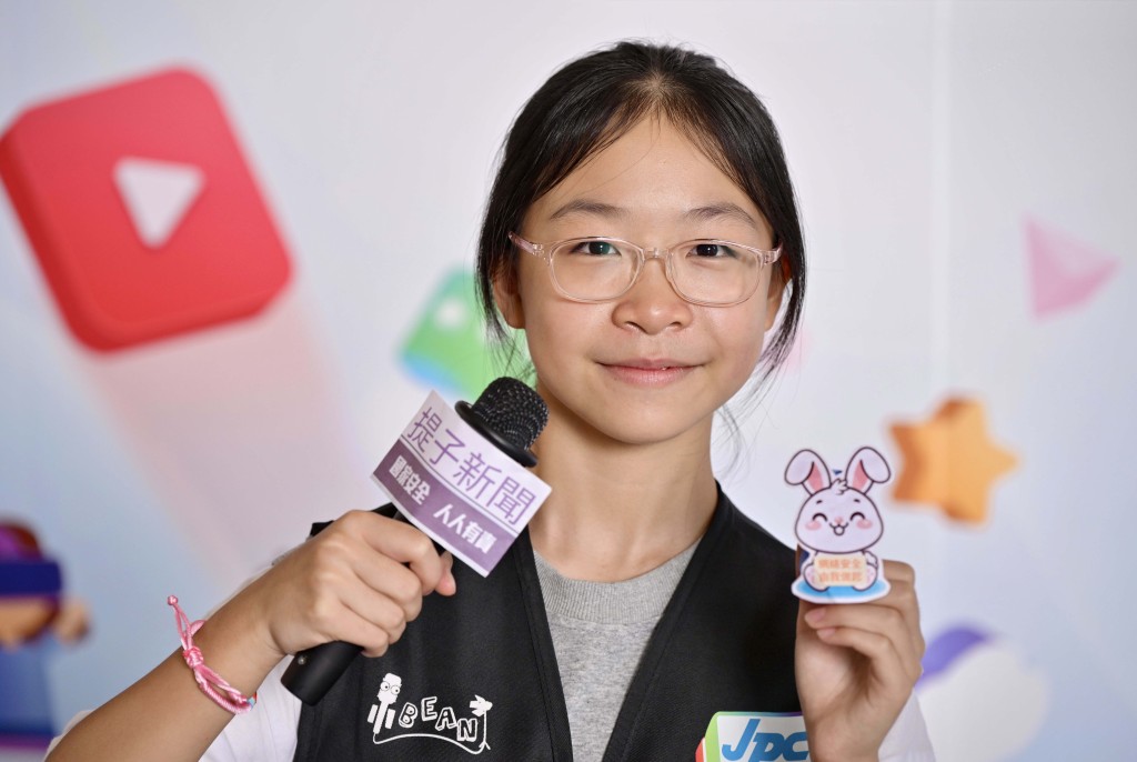 荃灣區少年警訊成員12歲劉佳欣以記者角色扮演兼中文說唱RAP增加表演吸引力，成功獲青少年制服團隊組冠軍兼最具創意獎。