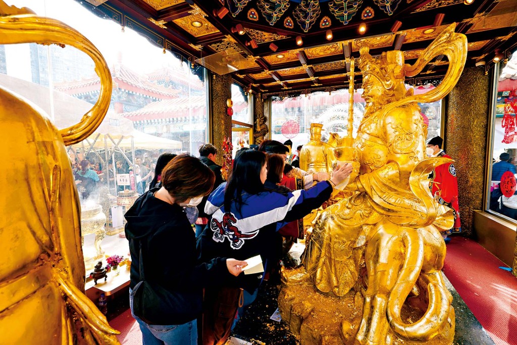 嗇色園財神宮以創新玻璃設計建造,讓善信可親手為財神像貼金身祈福,別具特色。 嗇色園財神宮以創新玻璃設計建造,讓善信可親手為財神像貼金身祈福,別具特色。