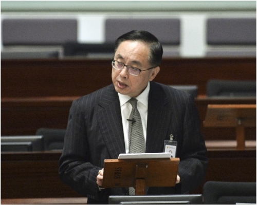 楊偉雄在立法會回應議員質詢。資料圖片