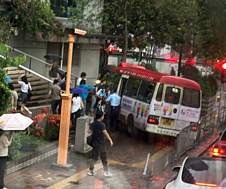 小巴失控剷上行人路釀成一死18傷。網圖