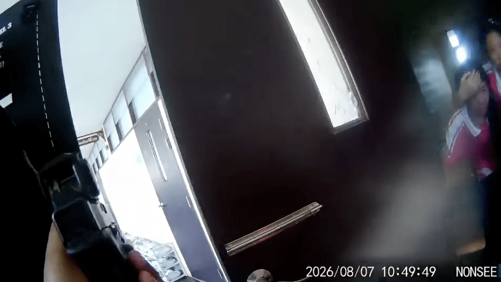 警员在确定现场环境安全后，立即指示躲藏在课室内的全体学生有序离场。