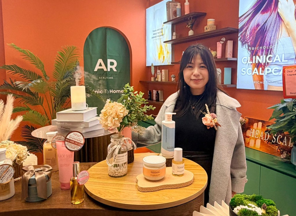 早在2008年金融海嘯時,Ariel看到身邊被裁的中年同事,意識到「命運掌握在別人手上」,毅然創業,成立醫學育髮品牌,四年內在港開三間店。 早在2008年金融海嘯時,Ariel看到身邊被裁的中年同事,意識到「命運掌握在別人手上」,毅然創業,成立醫學育髮品牌,四年內在港開三間店。