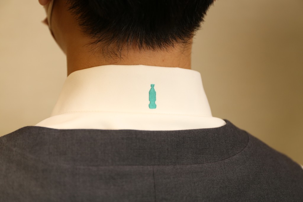 物業管理部恒常舉辦膠樽回收活動；前線員工制服亦採用塑膠纖維布料，既具創意更能響應環保。