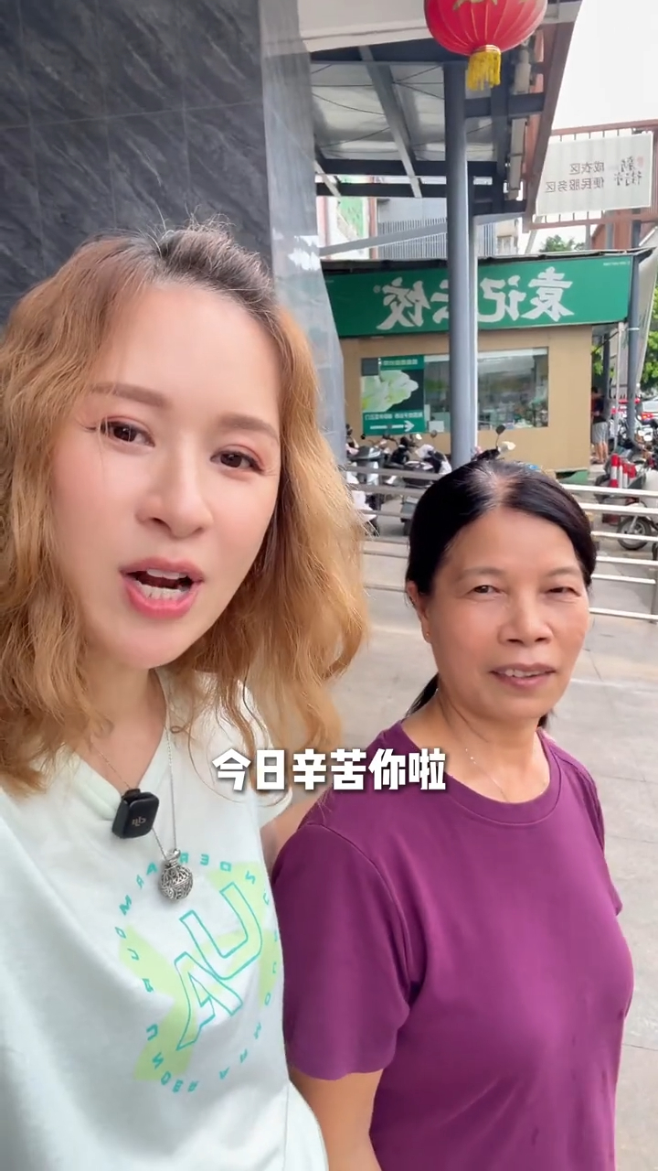 結束購物行程後,鄺文珣感謝工人姐姐的陪伴,兩人互動溫馨。 結束購物行程後,鄺文珣感謝工人姐姐的陪伴,兩人互動溫馨。