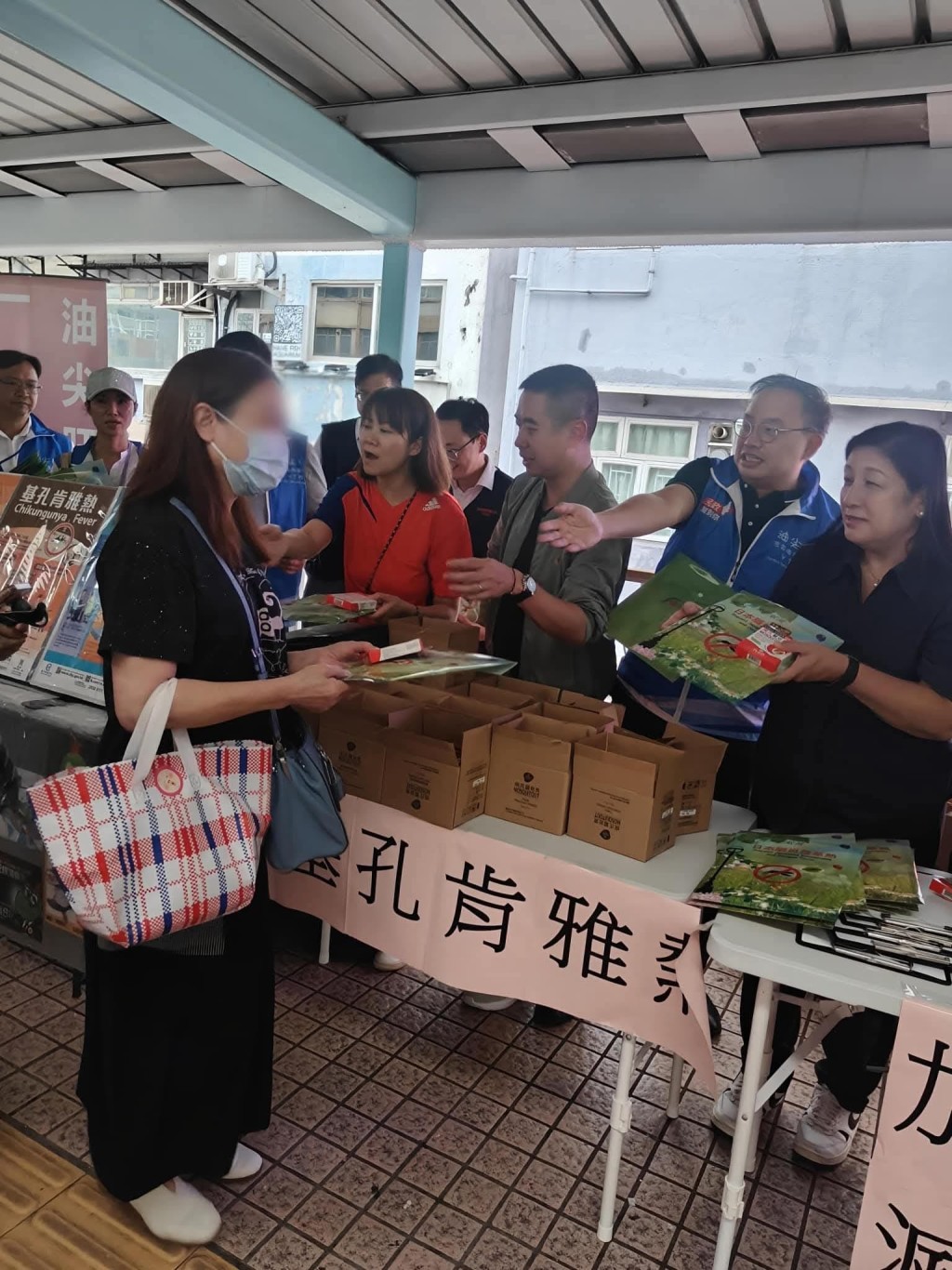 油尖旺民政專員余健強(綠衫)亦有親身參與其中。