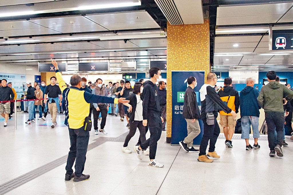 隨着啟德體育園於2025年3月啟用,港鐵在大型活動期間善用科技作預測、管理客流及安排人手,確保營運安全順暢且高效。 隨着啟德體育園於2025年3月啟用,港鐵在大型活動期間善用科技作預測、管理客流及安排人手,確保營運安全順暢且高效。